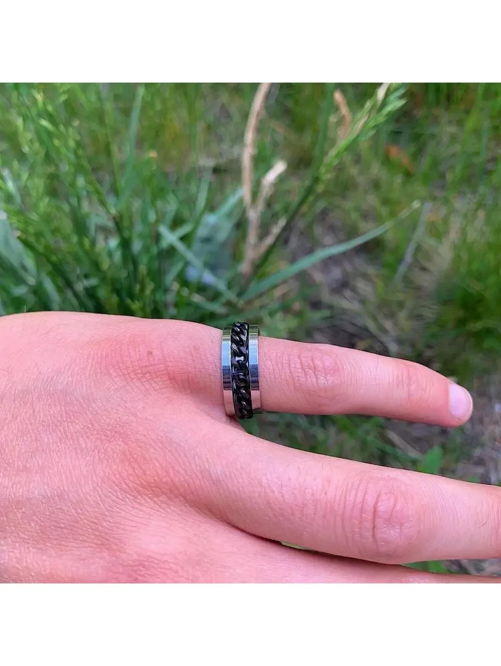 Grunge 2000s style Black and silver stainless steel spinner ring. Size 7
